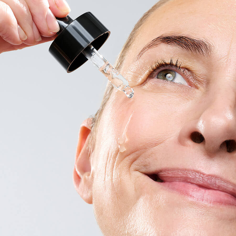 CurrentBody Skin LED therapy kit with green tea serum, showcasing the device and serum bottle for skincare treatment.
