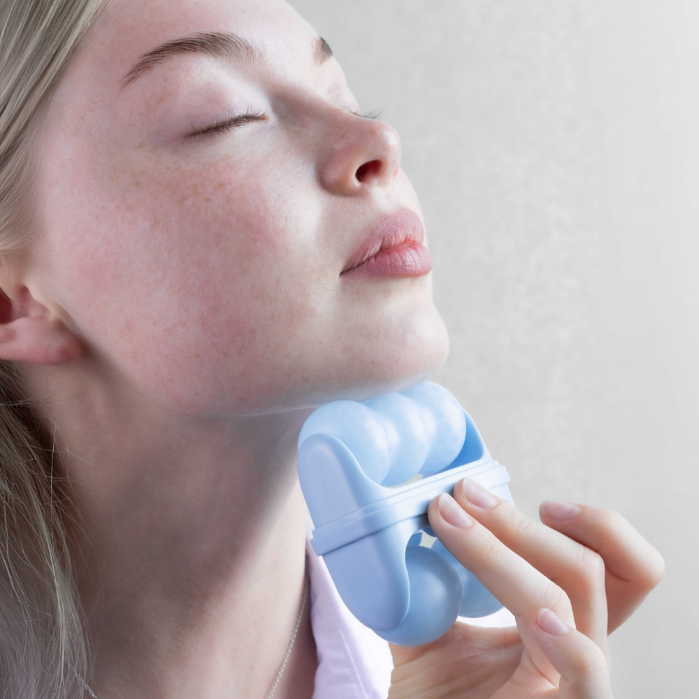 LEDMASKCONCEPT Fleeky Facial Ice Roller for cooling skin and reducing puffiness, shown with the roller's smooth surface.